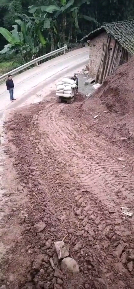 手扶爬山虎履帶車：狹窄空間運輸?shù)男吕?>
						</div>
						<h1>手扶爬山虎履帶車：狹窄空間運輸?shù)男吕?/h1>
						<p>手扶爬山虎履帶車：狹窄空間運輸?shù)男吕?nbsp; 手扶爬山虎”的履帶式運輸車憑借其卓越的性能和靈活的適應(yīng)性，在狹窄空間運輸領(lǐng)域引起了廣泛關(guān)注。這款由立派機(jī)械制造推出的創(chuàng)新產(chǎn)品，不僅解決了傳統(tǒng)運輸車輛在狹窄空間作業(yè)時的諸多難題，更為農(nóng)業(yè)、果園、山地等復(fù)雜地形的運輸作業(yè)提供了全新的解決方案。手扶爬山虎履帶車以其獨特的履帶設(shè)計和強(qiáng)大的爬坡能力著稱。其橡膠履帶夠勝任更深的坑洼和坡度，確保了車輛在運輸過程中的平穩(wěn)性和對地面的最小損害。據(jù)介紹，該車的承載接地比壓小，能夠輕松應(yīng)對更深的泥坑、水池以及復(fù)雜的石塊路面，展現(xiàn)出其卓越的越野能力。   在狹窄空間作業(yè)方面，手扶爬山虎履帶車更是展現(xiàn)出了其獨特的優(yōu)勢。其小巧的結(jié)構(gòu)和強(qiáng)大的載重能力，使得車輛能夠輕松穿越狹窄的山石、林地和建筑物，減少了修建道路的費用和時間成本。同時，車輛配備的電啟動系統(tǒng)和集中手柄設(shè)計，使得操作更加便捷、流暢，提高了工作效率和駕駛的舒適性。除了以上特點外，手扶爬山虎履帶車還具備強(qiáng)大的牽引力和爬坡抓地性能。其柴油發(fā)動機(jī)為整車提供了強(qiáng)勁的動力支持，通過機(jī)械傳動方式驅(qū)動，并配備多種擋位選擇，確保了車輛在各種工況下都能保持出色的機(jī)動性和穩(wěn)定性。這一特點使得手扶爬山虎履帶車在山地果園的物資運輸、水利工程的材料輸送以及礦山開采的礦石轉(zhuǎn)運等領(lǐng)域具有廣泛的應(yīng)用前景。 2024-08-06  隨著農(nóng)業(yè)現(xiàn)代化和基礎(chǔ)設(shè)施建設(shè)的不斷推進(jìn)，對運輸車輛的要求也越來越高。手扶爬山虎履帶車的出現(xiàn)，無疑為這些領(lǐng)域帶來了全新的選擇。它不僅解決了傳統(tǒng)運輸車輛在狹窄空間作業(yè)時的難題，還提高了運輸效率和安全性，為農(nóng)業(yè)生產(chǎn)和基礎(chǔ)設(shè)施建設(shè)提供了有力支持。  未來，隨著技術(shù)的不斷進(jìn)步和市場的不斷拓展，手扶爬山虎履帶車有望在更多領(lǐng)域發(fā)揮重要作用。我們期待這款創(chuàng)新產(chǎn)品能夠繼續(xù)引領(lǐng)行業(yè)潮流，為推動我國農(nóng)業(yè)現(xiàn)代化和基礎(chǔ)設(shè)施建設(shè)貢獻(xiàn)更多力量。</p>
					</div>
				</a>
			</div>
			
		  
			
			<div   id=